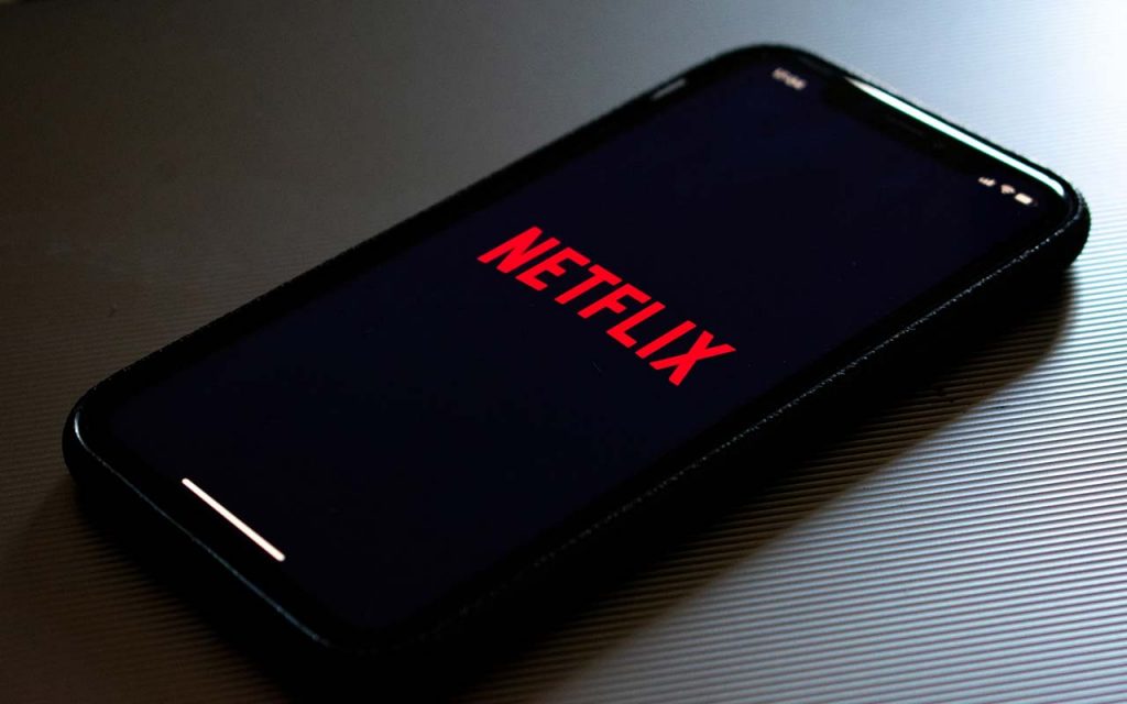 Verveling onderweg tegengaan Netflix op je telefoon